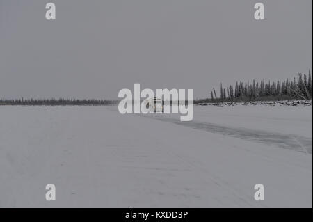 Effacer une route de glace sur le fleuve Mackenzie, dans l'arrière-plan 1,camion,Territoires du Nord-Ouest Inuvik,Canada Banque D'Images