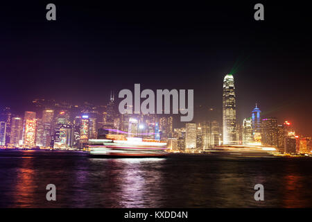 HONG KONG - le 21 février : le port de Victoria à Hong Kong, 21 février 2013. Le port Victoria est célèbre dans le monde entier pour sa vie nocturne panoramique imprenable Banque D'Images