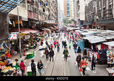 HONG KONG - le 21 février : marché de rue dans le centre de district le 21 février 2013 à Hong Kong. Les personnes qui achètent et vendent des fruits, de la viande, poisson et vegetab Banque D'Images