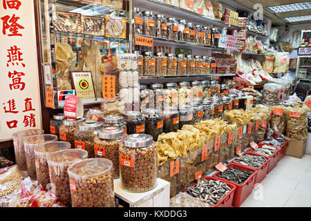 HONG KONG - le 19 mars : Glocery Store à l'Escadre Lok Street sur Mars, 19, 2013. Wing Lok Street est très célèbre à Hong Kong. Banque D'Images