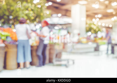 Arrière-plan flou de customer shopping Supermarché des aliments frais à entreposer le produit étagère avec éclairage bokeh Banque D'Images