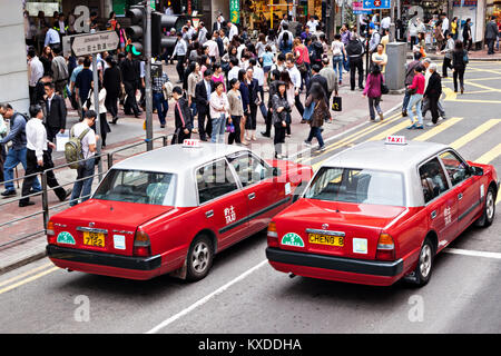 HONG KONG - le 19 mars : Taxi et des personnes non identifiées, près de la station de métro Wan Chai, 19 mars, 2013. La station de métro Wan Chai est un l'un des plus occupé dans Banque D'Images