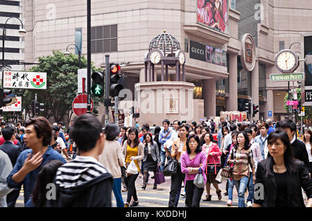 HONG KONG - 19 mars : des personnes non identifiées, à proximité de centre commercial Times Square, 19 mars, 2013. Times Square est un centre commercial très populaire à Hong Kong. Banque D'Images