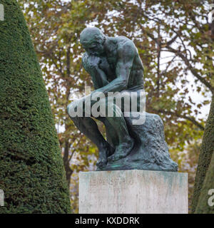 Sculpture en bronze, le penseur d'Auguste Rodin, jardin du musée Rodin, Paris,France Banque D'Images