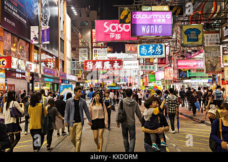 HONG KONG - le 19 mars : néons sur rue à Mongkok, Mars 19, 2013. Mongkok street est très célèbre à Hong Kong. Banque D'Images