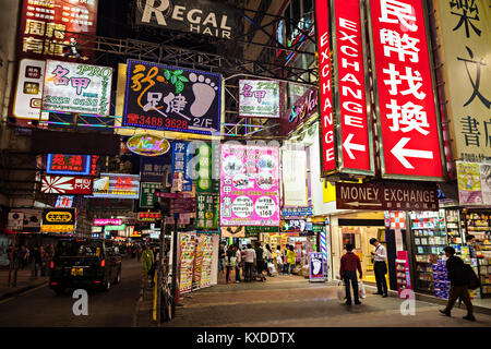 HONG KONG - le 19 mars : néons sur rue à Mongkok, Mars 19, 2013. Mongkok street est très célèbre à Hong Kong. Banque D'Images