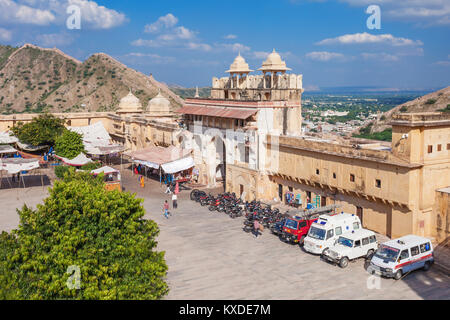 JAIPUR, INDE - 09 OCTOBRE : Fort Amer en dehors de Jaipur dans le Rajasthan est l'une des principales attractions touristiques de l'Inde le 09 octobre 2013, Jaipur, Inde. Banque D'Images