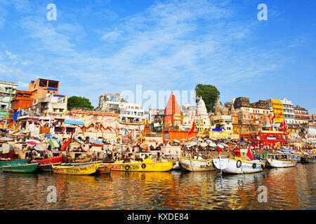 VARANASI, INDE - 12 avril : Bateaux sur le fleuve de Ganges sur l'Maha Shivaratri festival le 12 avril 2012 à Dasashwamedh ghat de Varanasi, U Banque D'Images