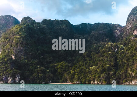 Photo d'îles de la baie de Phang Nga en Thaïlande Banque D'Images