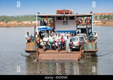 GOA, INDE - 06 novembre : Ferry arrivant à l'état de Maharashtra, Goa, 06 novembre 2011 à Goa, Inde. Ferries est le seul moyen de tran Banque D'Images