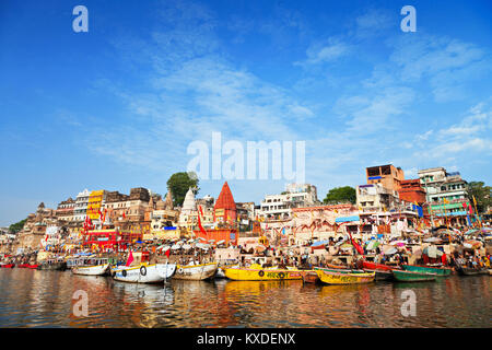 VARANASI, INDE - 12 avril : Bateaux sur le fleuve de Ganges sur l'Maha Shivaratri festival le 12 avril 2012 à Dasashwamedh ghat de Varanasi, U Banque D'Images