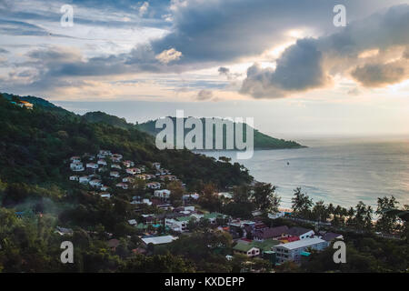 Photo de portrait de l'île de Phuket, Thaïlande, au coucher du soleil Banque D'Images