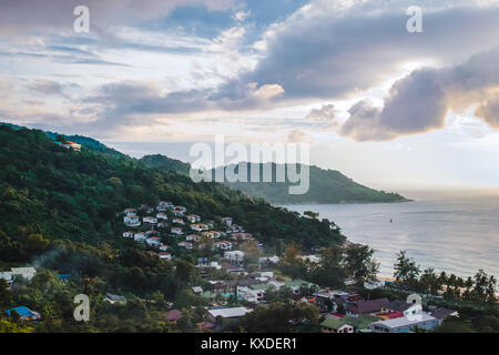 Photo de portrait de l'île de Phuket, Thaïlande, au coucher du soleil Banque D'Images