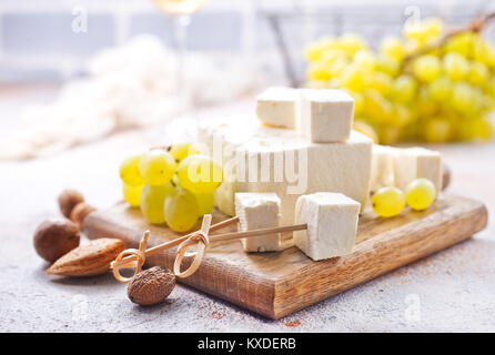 Vin et fromage sur une table, stock photo Banque D'Images