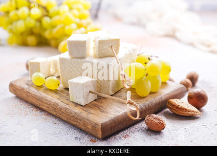 Vin et fromage sur une table, stock photo Banque D'Images