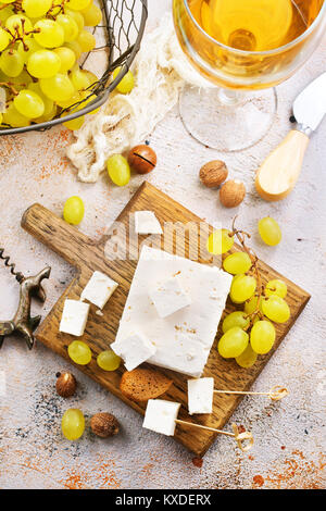 Vin et fromage sur une table, stock photo Banque D'Images