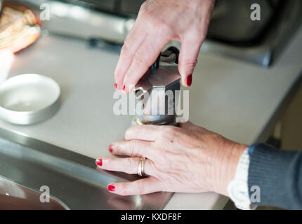 Une femme âgée se prépare un expresso à l'aide d'une machine à café expresso Royal Vkb traditionnels Banque D'Images