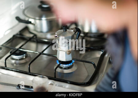 Une femme âgée se prépare un expresso à l'aide d'une machine à café expresso Royal Vkb traditionnels Banque D'Images