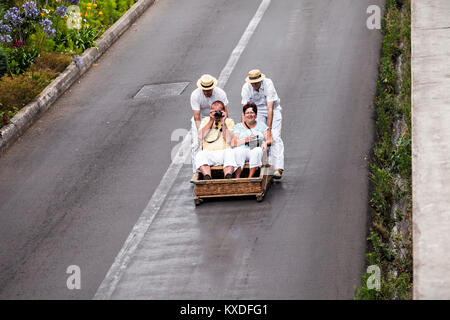 FUNCHAL, Madère - 04 juillet : voyage en traîneau en descente, 04 juillet 2014 à Madère, au Portugal. Traîneaux étaient utilisés comme moyens de transport locaux, en ce moment e Banque D'Images