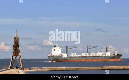 Avec Kugelbake freighter sur l'Elbe,bouche de l'Elbe dans la mer du Nord, emblème de la ville de Cuxhaven, Basse-Saxe Banque D'Images