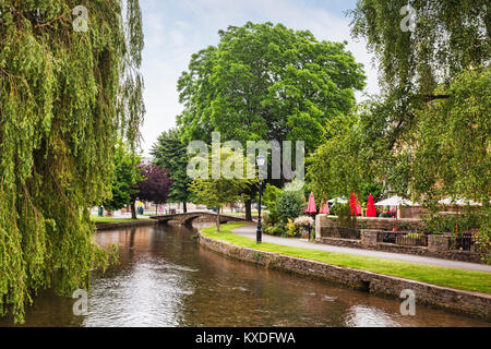 La rivière Windrush serpentant à travers le village de Cotswold Bourton-on-the-water, Gloucestershire, Angleterre Banque D'Images