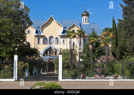 Descente de l'église du Saint Esprit à Adler, Sochi, dans la région de Krasnodar, Russie Banque D'Images