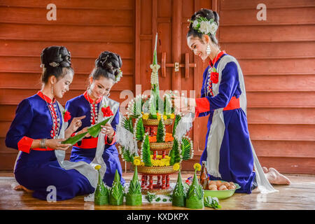 NAKORN PHANOM, THAÏLANDE - février 14, 2015 : le nord-est de la Thaïlande traditionnelle Phutai liftstyle en faisant du riz et Garland pour Phutai world Banque D'Images