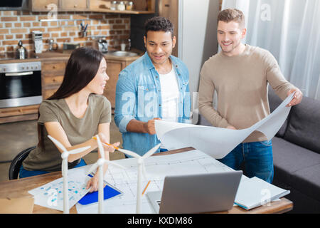 Les ingénieurs Smart holding schémas tout en travaillant à leur projet écologique Banque D'Images