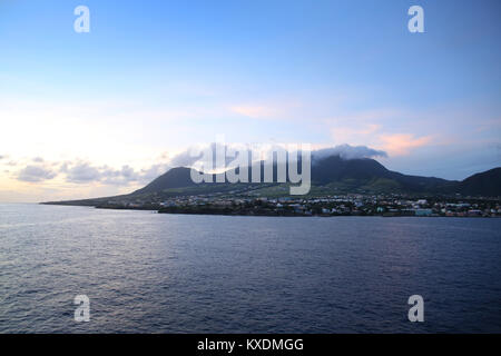 Crépuscule sur l'île plus de Basseterre, Saint Kitts, des Caraïbes. Banque D'Images