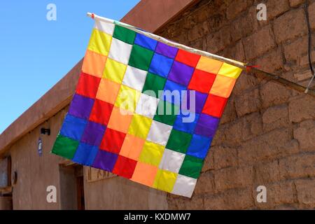 Whipala drapeau, symbole de la population autochtone, San Pedro de Atacama, El Loa, Antofagasta, Chili Banque D'Images