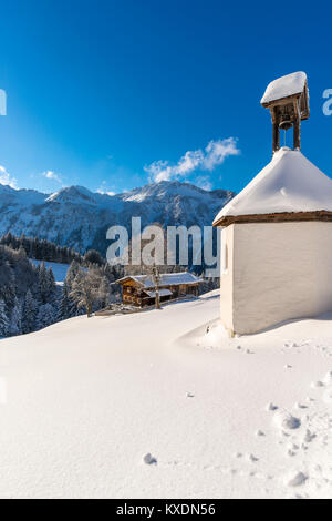 Ferme de montagne et chapelle en hiver, à Gerstruben, un ancien village agricole dans la montagne le Dietersbach Valley près de Oberstdorf Banque D'Images