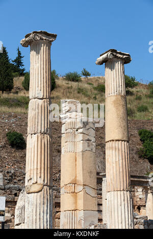 La colonne ionique dans l'ancienne ville grecque d'Ephèse Banque D'Images