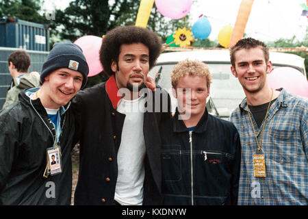 Le chanteur-compositeur Ben Harper backstage au festival de Glastonbury 1998, Somerset, Angleterre, Royaume-Uni. Banque D'Images