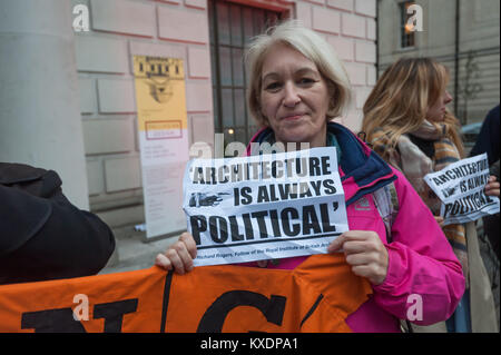 Un manifestant contre NEO Bankside au prix de Striling contient jusqu'leur flyer, qui d'un côté cite Richard Rogers, l'un des architectes impliqués dans NEO Bankside 'Architecture est toujours politique'. Le dire ce développement est nettoyage social. Banque D'Images