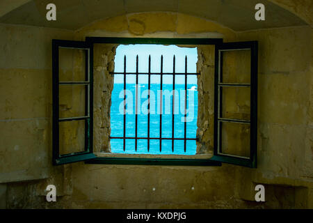 Vue à travers une fenêtre dans une prison sur le site historique de Fort Saint Elmo Malte La Valette vue à travers les barreaux Banque D'Images