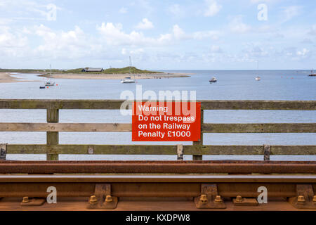 Avertissement n'empiète pas sur le chemin de fer de mort £1000 signe sur Barmouth railway bridge Gwynedd au Pays de Galles UK Banque D'Images