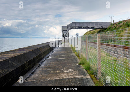 Passerelle au-dessus de passage à niveau en près de Llanaber UK Wales Barmouth Banque D'Images