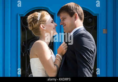 Les jeunes couples nuptiales posant avec un œil romantique, Suisse Banque D'Images