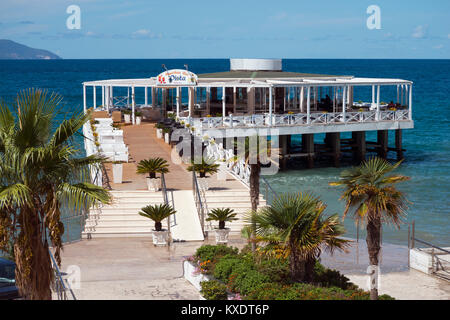 Uji i Ftohte Bar, près de Vlora, Riviera, Mer Ionienne, l'Albanie Banque D'Images