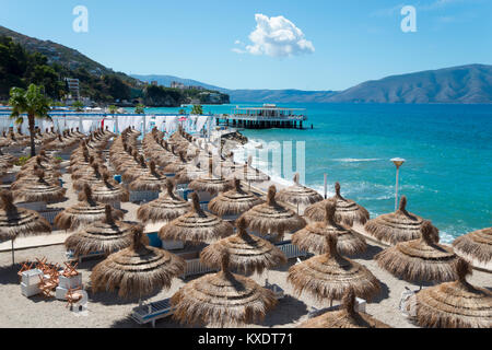 Plage et bar, Uji i Ftohte, Vlora près de Riviera, Mer Ionienne, l'Albanie Banque D'Images