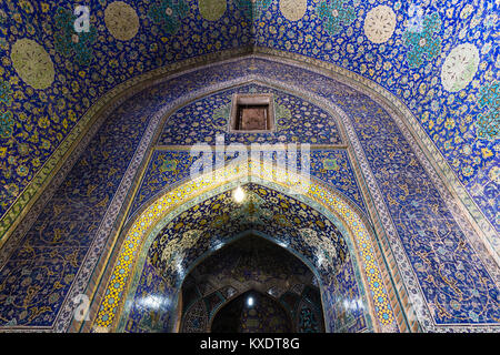 À l'intérieur de Masjed-e Shah ou mosquée du Shah, de Naqsh-e Jahan ou place Imam, Ispahan, Iran Banque D'Images