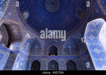 À l'intérieur de Masjed-e Shah ou mosquée du Shah, de Naqsh-e Jahan ou place Imam, Ispahan, Iran Banque D'Images