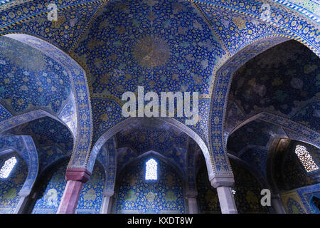 À l'intérieur de Masjed-e Shah ou mosquée du Shah, de Naqsh-e Jahan ou place Imam, Ispahan, Iran Banque D'Images