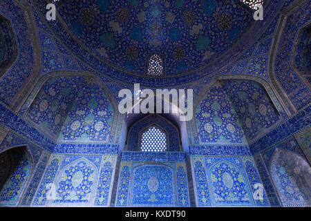 À l'intérieur de Masjed-e Shah ou mosquée du Shah, de Naqsh-e Jahan ou place Imam, Ispahan, Iran Banque D'Images