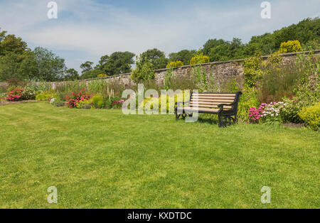 Jardins avec banc, Margam Country Park, Margam, Port Talbot, Pays de Galles, Royaume-Uni Banque D'Images