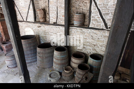 Vieux fûts de bois dans la cave ancienne Banque D'Images