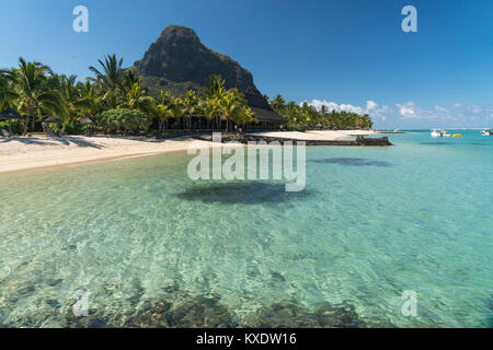 Am Strand Hôtel Beachcomber Dinarobin vor dem Berg Le Morne Brabant, Halbinsel Le Morne, Rivière Noire, Ile Maurice, Afrika | plage tropicale à la Di Banque D'Images