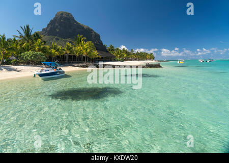 Am Strand Hôtel Beachcomber Dinarobin vor dem Berg Le Morne Brabant, Halbinsel Le Morne, Rivière Noire, Ile Maurice, Afrika | plage tropicale à la Di Banque D'Images