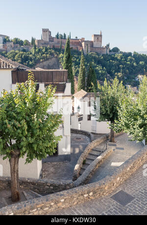 De jolies maisons et des ruelles étroites du quartier Albaicin de Grenade qui se trouve dans l'ombre de l'Alhambra. Banque D'Images