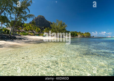 Am Strand Hôtel Beachcomber Dinarobin vor dem Berg Le Morne Brabant, Halbinsel Le Morne, Rivière Noire, Ile Maurice, Afrika | plage tropicale à la Di Banque D'Images